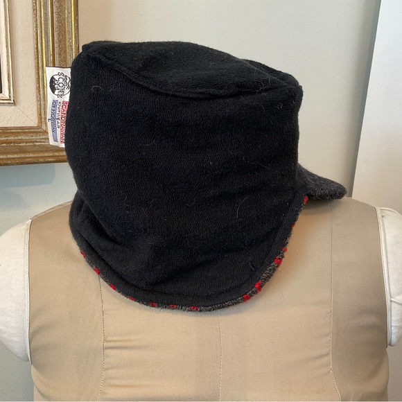 Vintage Scandinavian Score Design billed hat-wool-red/charcoal - Picture 4 of 4